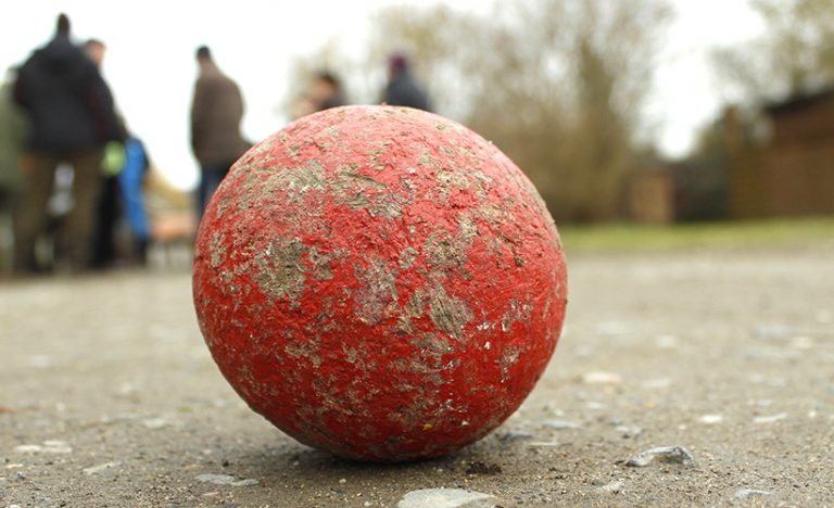 Bosseln – gemeinsam lachen, werfen & anstoßen!